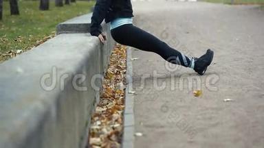 穿运动服装的女人的肖像，在<strong>秋季</strong>公园户外做<strong>健身</strong>俯卧撑锻炼。
